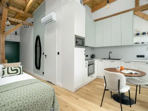 Przytulne Studio w Poznaniu z Klimatyzacją by Noclegi Renters, photo 2 of 10