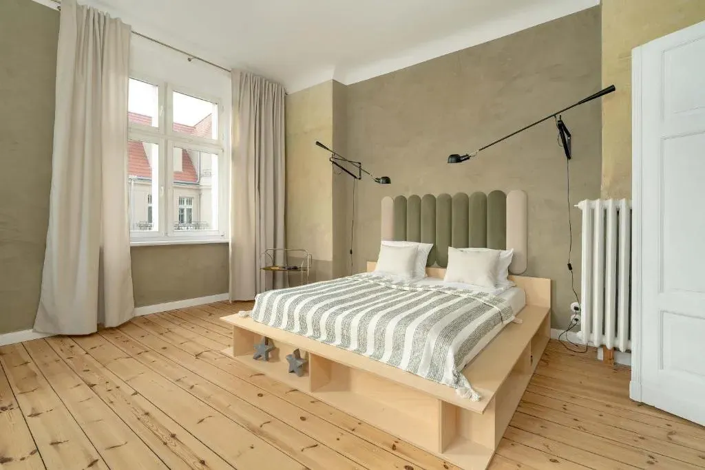 Spacious and Bright Apartment with Balcony near MTP by Noclegi Renters, photo 1 of 10