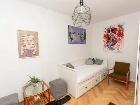ArtBase - cozy and close to everywhere, photo 2 of 10
