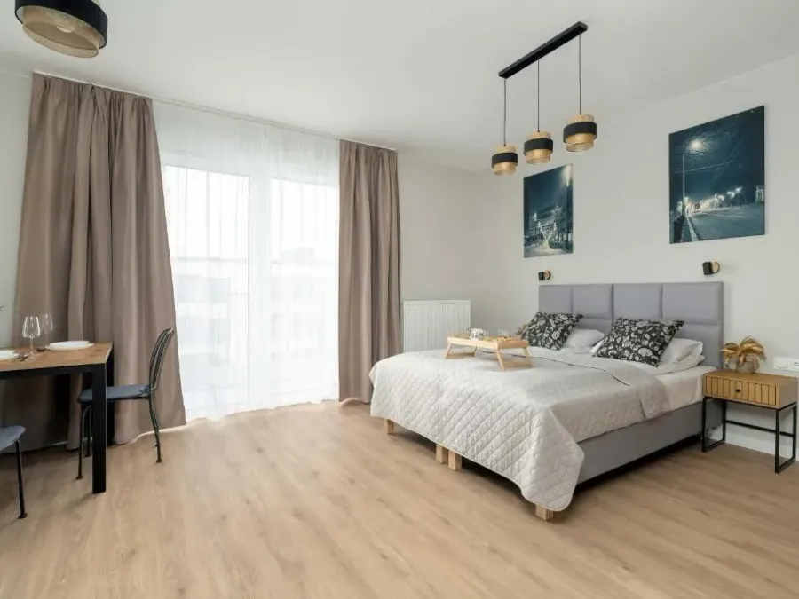 Nowoczesne Studio Very Berry w Poznaniu z Parkingiem by Noclegi Renters, photo 1 of 10