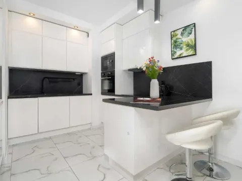 Nowoczesny Apartament z Balkonem w Spokojnej Okolicy by Noclegi Renters, photo 3 of 10
