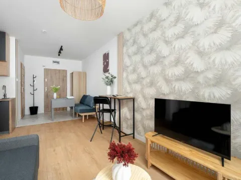 Jasny Apartament z Parkingiem w Centrum Poznania by Noclegi Renters, photo 9 of 10