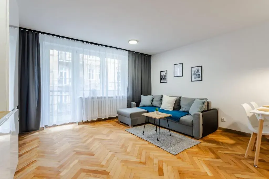 Wawrzyniaka Very Berry Modern Apartment for 6 Guests Near Old Zoo Poznań by Noclegi Renters, photo 1 of 10