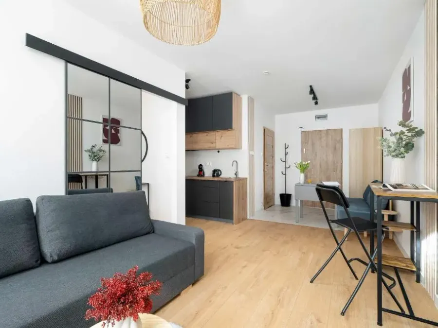 Jasny Apartament z Parkingiem w Centrum Poznania by Noclegi Renters, photo 1 of 10