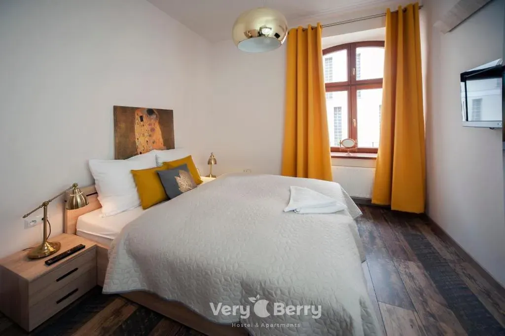 Przestronny Apartament Very Berry w Poznaniu z Dwiema Sypialniami by Noclegi Renters, photo 1 of 10