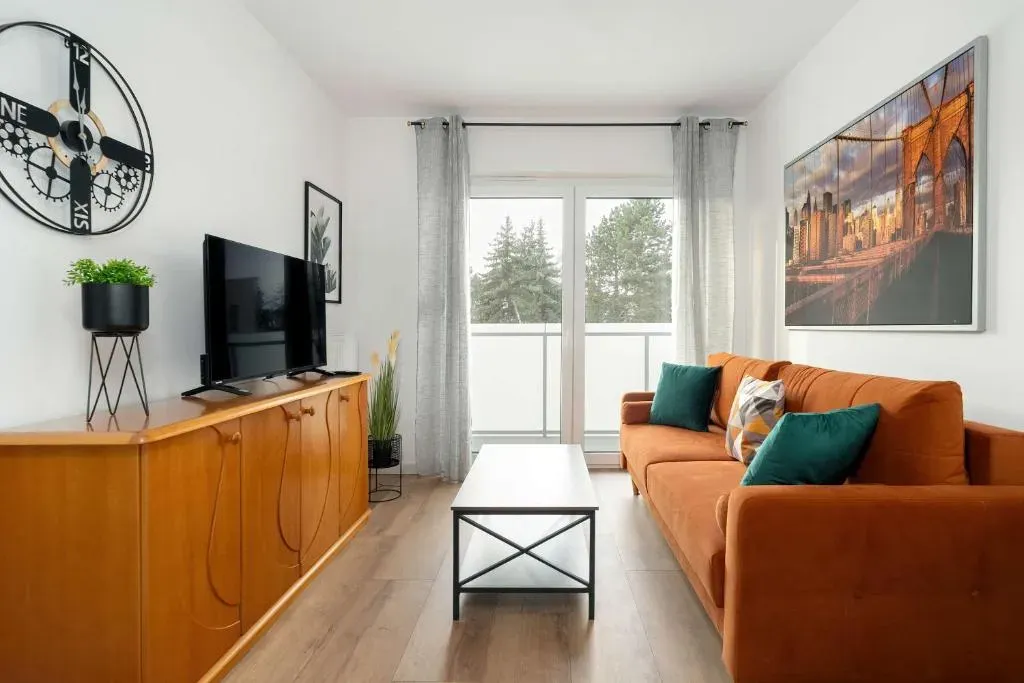 Elegancki Apartament Niedaleko Parku w Poznaniu z Tarasem i Parkingiem by Noclegi Renters, photo 1 of 10