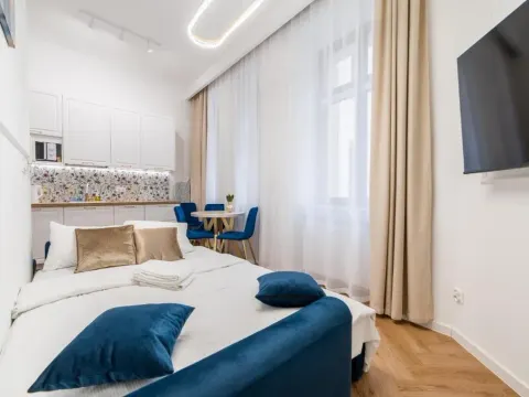 Nowowiejskiego Downtown Deluxe Apartment by BookingHost, photo 2 of 10