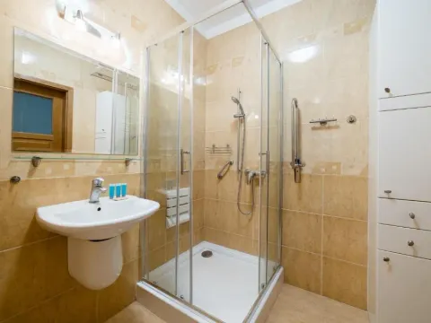 Piątkowska Comfort Apartment by BookingHost, photo 8 of 10