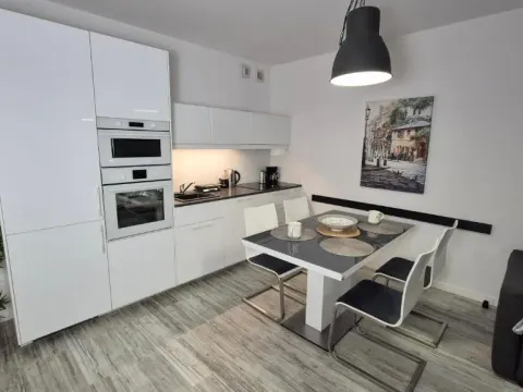 Garbary 100 White Apartment, free parking, self check-in 24h, air-conditioning, photo 7 of 10