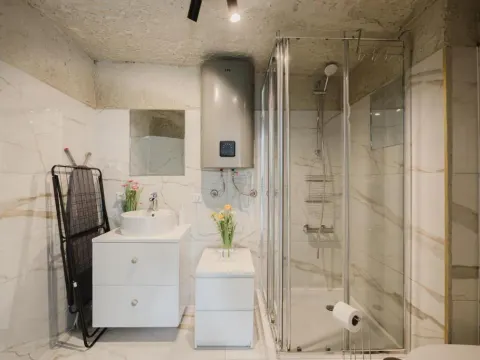 Grunwald Raszyńska Bright Apartment by BookingHost, photo 8 of 10