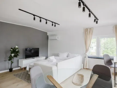 Grunwald Raszyńska Bright Apartment by BookingHost, photo 5 of 10