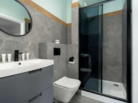 Elegancki Apartament Niedaleko Parku w Poznaniu z Tarasem i Parkingiem by Noclegi Renters, photo 5 of 10