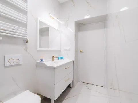 Nowowiejskiego Downtown Deluxe Apartment by BookingHost, photo 8 of 10