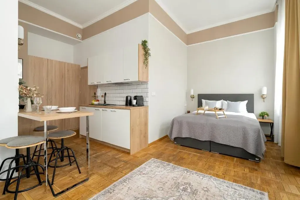 Jasne Studia Very Berry w Centrum Poznania by Noclegi Renters, photo 1 of 10