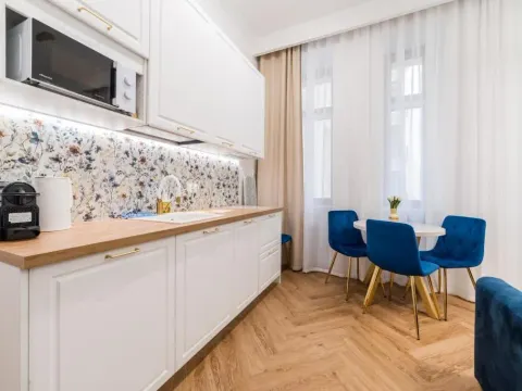 Nowowiejskiego Downtown Deluxe Apartment by BookingHost, photo 4 of 10