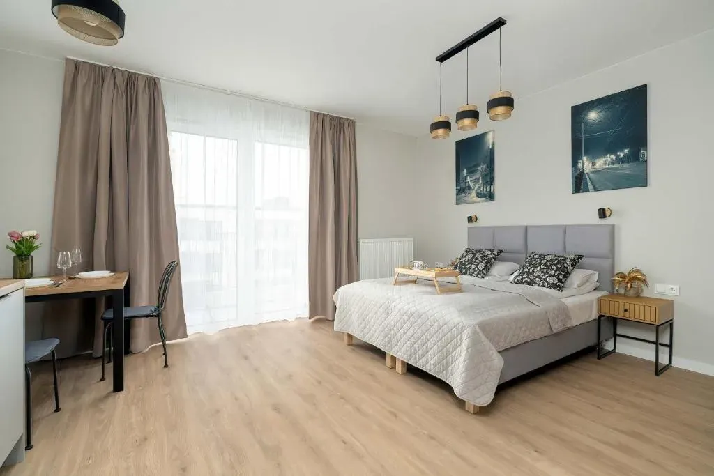 Nowoczesne Studio Very Berry w Poznaniu z Parkingiem by Noclegi Renters, photo 1 of 10