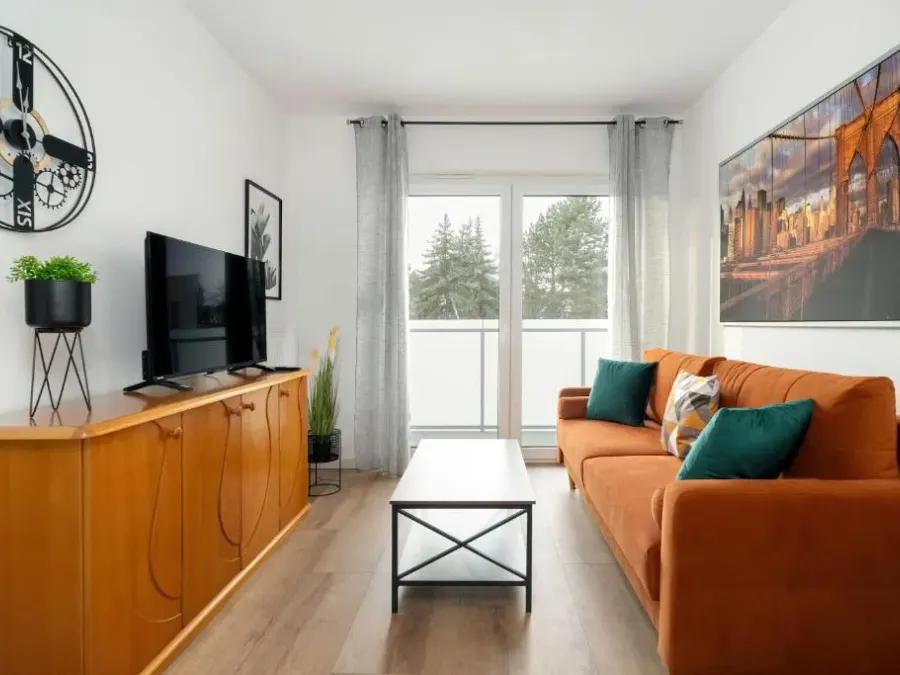 Elegancki Apartament Niedaleko Parku w Poznaniu z Tarasem i Parkingiem by Noclegi Renters, photo 1 of 10