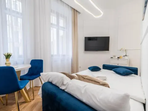 Nowowiejskiego Downtown Deluxe Apartment by BookingHost, photo 7 of 10
