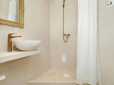 Spacious and Bright Apartment with Balcony near MTP by Noclegi Renters, photo 5 of 10