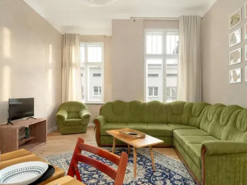 Spacious and Bright Apartment with Balcony near MTP by Noclegi Renters, photo 2 of 10