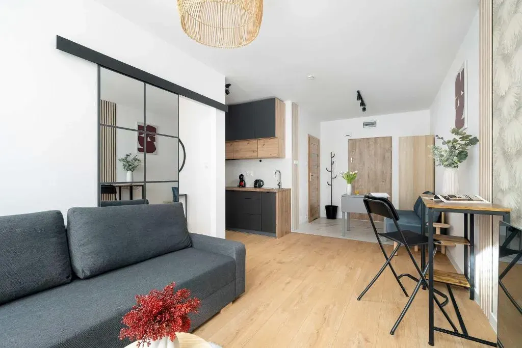 Jasny Apartament z Parkingiem w Centrum Poznania by Noclegi Renters, photo 1 of 10